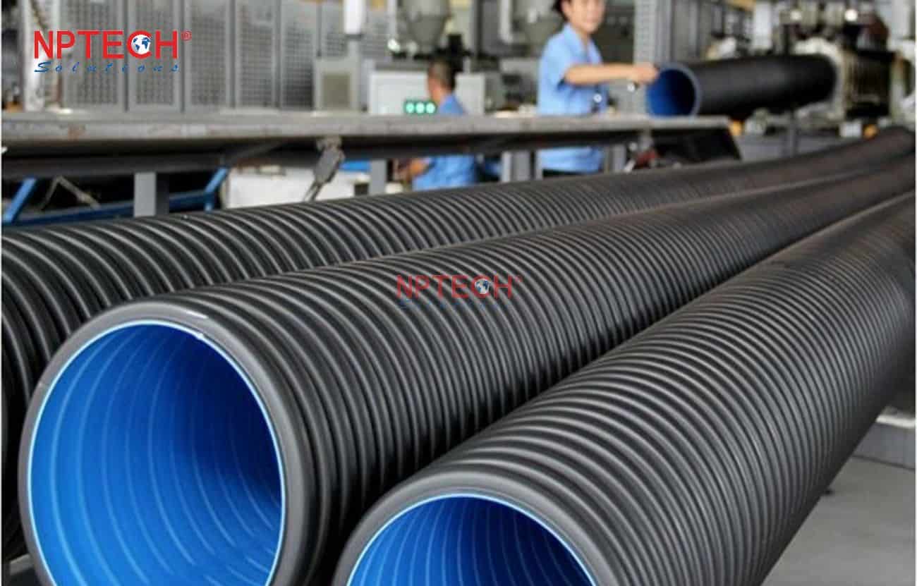 Ống nhựa gân xoắn HDPE 2 lớp màu đen lõi xanh đang trong quá trình sản xuất