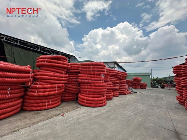Ống nhựa xoắn HDPE 130/100 chất lượng cao được chất chồng ở kho bãi
